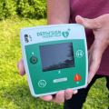 defisign_pocket_plus_aed_in_hand.png
