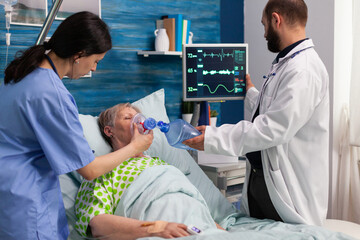 Produkty medyczne wspierające życie z tracheotomią – niezbędne akcesoria i urządzenia.